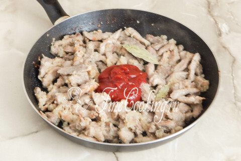 Томатный соус с лавровым листом, добавленный к мясу на сковороде