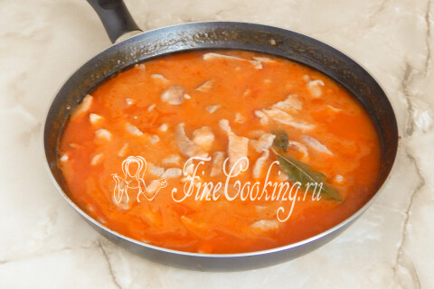 Мясная подлива с кусочками свинины, загустевшая на сковороде