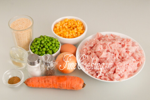 Продукты для мясного хлеба: фарш, кукуруза, зелёный горошек, морковь, лук и сухари.