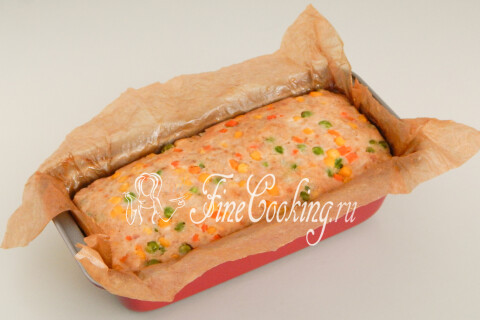 Готовый мясной хлеб с румяной корочкой в форме для выпечки.