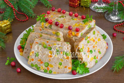 Ломтики мясного хлеба на тарелке, поданные горячими.