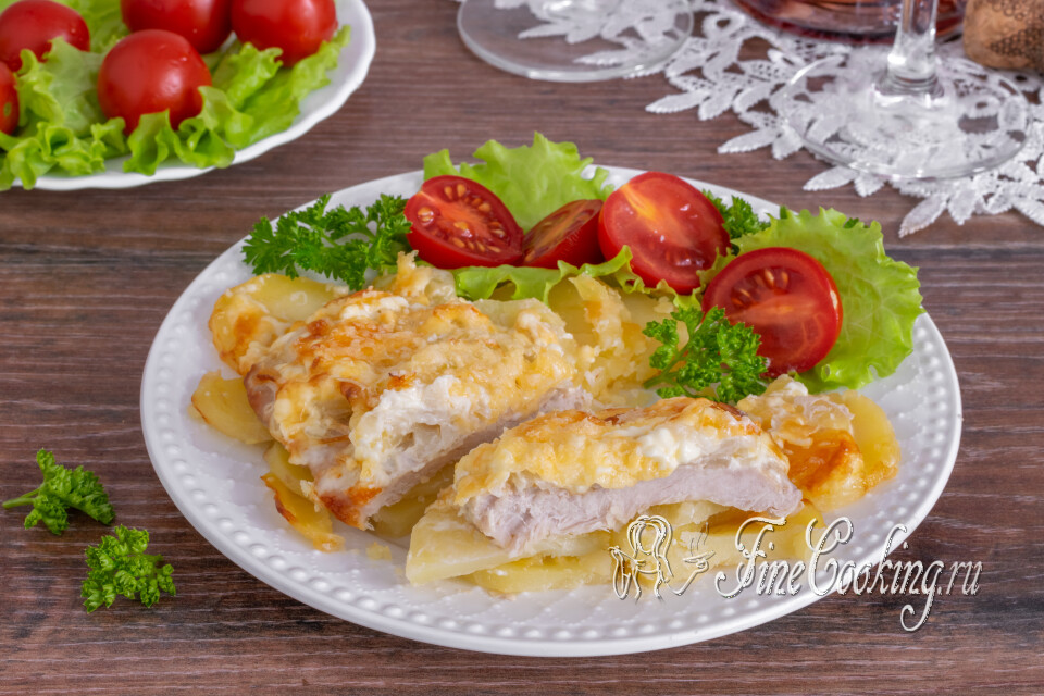 Мясо по-французски из свинины с картофелем и сыром — готовое блюдо