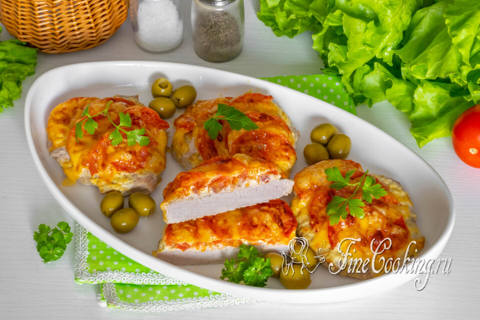 Мясо по-французски из свинины с помидорами и сыром в духовке — готовое блюдо