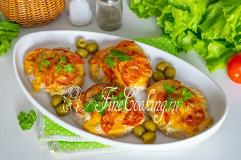 Порция мяса по-французски с картофельным пюре и тушеными овощами на тарелке