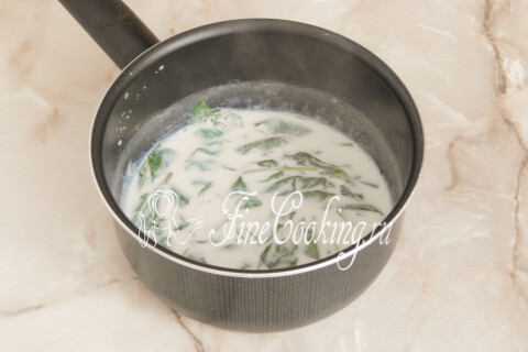 Кастрюля с молоком и мятой, настаивающаяся под крышкой