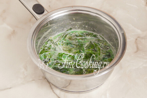 Размягчённый шпинат в молоке с полностью растворившимся сахаром