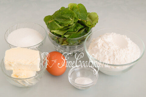 Продукты для мятного печенья: мука, масло, сахар, яйцо, мята и разрыхлитель
