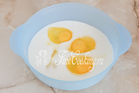 Кефир, яйца, соль и сахар, смешанные в глубокой миске