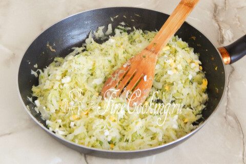 Капустная начинка с яйцами и укропом, перемешанная в сковороде