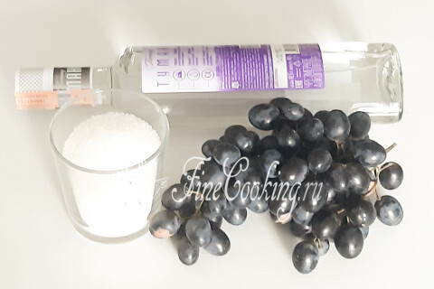 Продукты для настойки из винограда: водка, ягоды Изабеллы и сахарный песок.