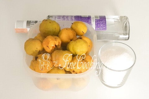 Продукты для настойки из японской айвы: водка, плоды айвы и сахарный песок.