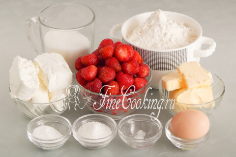 Продукты для насыпного пирога: мука, клубника, сахар, творог, масло и яйцо