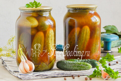 Банки с маринованными огурцами с кетчупом готовы к хранению в погребе