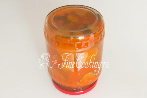 Банки, перевёрнутые донышком вверх и укутанные пледом для остывания.