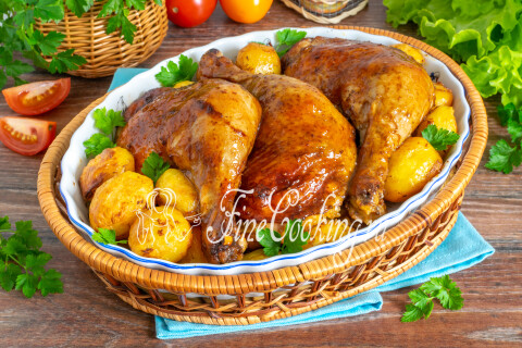 Запечённые окорочка с картошкой на тарелке, поданные горячими