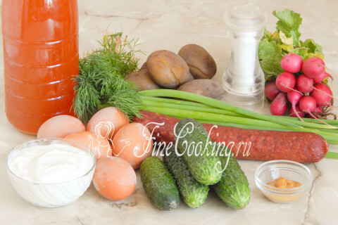 Продукты для окрошки: квас, картофель, яйца, огурцы, редис, колбаса, сметана и зелень.