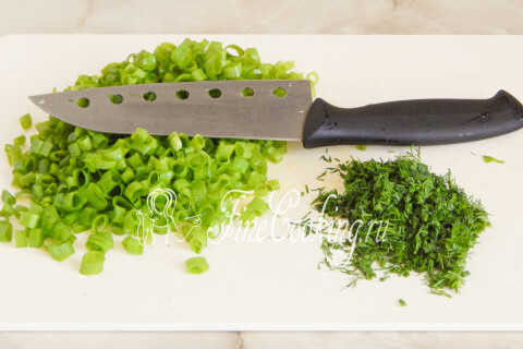 Картофель и яйца отваренные рядом с нарезанными продуктами для окрошки.