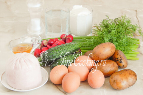 Продукты для окрошки на минералке: картофель, ветчина, огурцы, редис, яйца и сметана