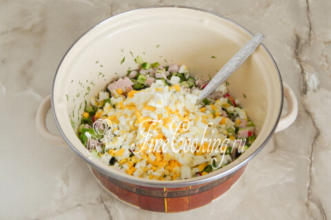 Вареные яйца, нарезанные мелким кубиком и добавленные в кастрюлю