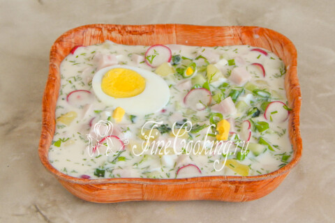 Тарелка с окрошкой, в которую добавлены кубики льда