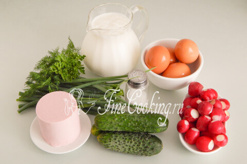 Продукты для окрошки с колбасой на кефире: кефир, варёная колбаса, огурцы, яйца, редис и зелень.