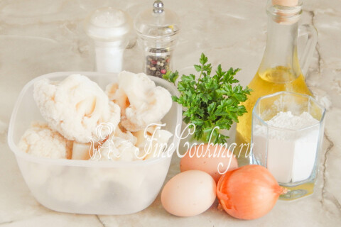 Продукты для оладий из цветной капусты: капуста, яйца, лук, мука, масло, петрушка и специи