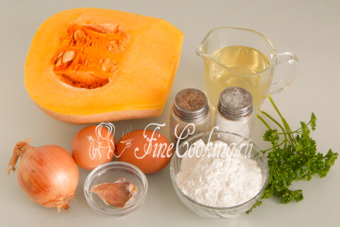 Продукты для оладий из тыквы: тыква, репчатый лук, куриные яйца, пшеничная мука, зелень и растительное масло