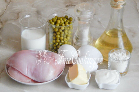 Продукты для омлета с курицей: яйца, молоко, сметана, куриная грудка, зелёный горошек, мука
