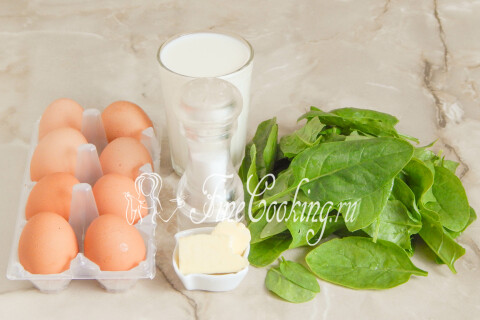 Продукты для омлета со шпинатом: куриные яйца, свежий шпинат, молоко и сливочное масло