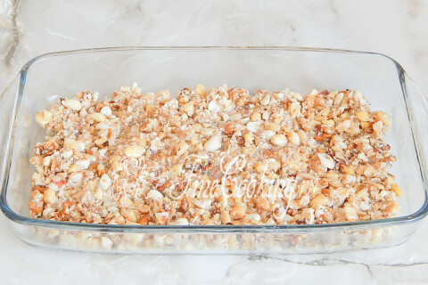 Смесь для гранолы, выложенная в форму для запекания