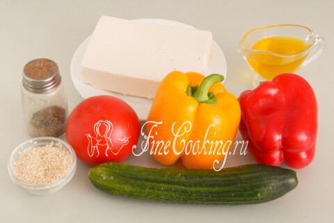 Продукты для овощного салата с творожным сыром: помидоры, огурцы, перец, кунжут