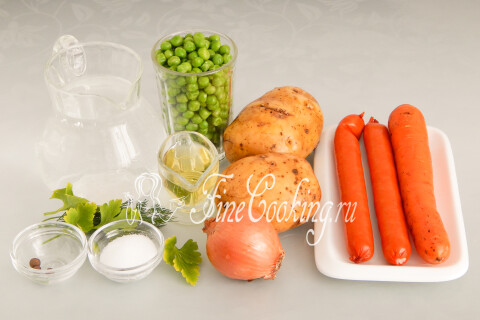 Продукты для супа: сосиски, картофель, морковь, лук, зелёный горошек и петрушка