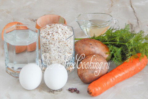 Продукты для овсяного супа: вода, картофель, морковь, лук, овсяные хлопья, яйца и укроп.