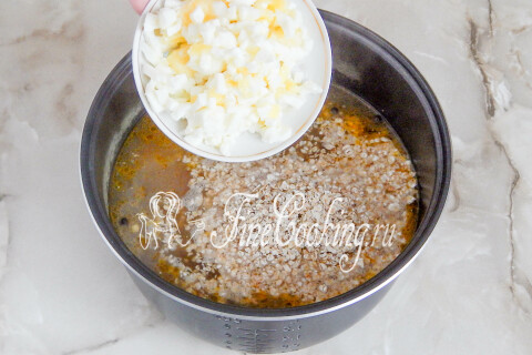 Куриные яйца, добавленные в кипящий суп с овощами и хлопьями.