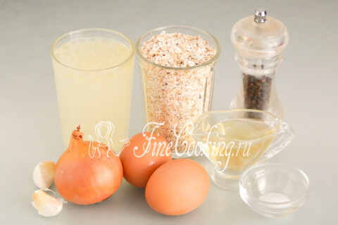 Продукты для овсяных котлет: хлопья геркулес, яйца, лук, чеснок и куриный бульон