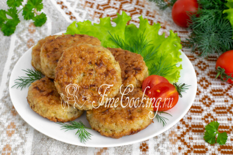 Овсяные котлеты поданы горячими со свежими овощами и зеленью