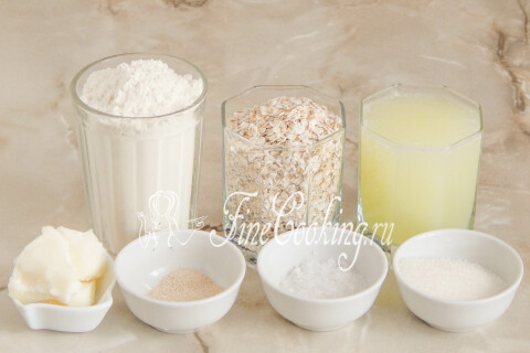Продукты для овсяного хлеба: мука, сыворотка, овсяные хлопья, свиной жир и дрожжи