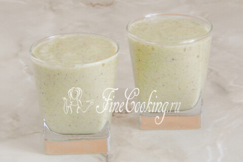 Готовый овсяный смузи с бананом и киви разлит по стаканам