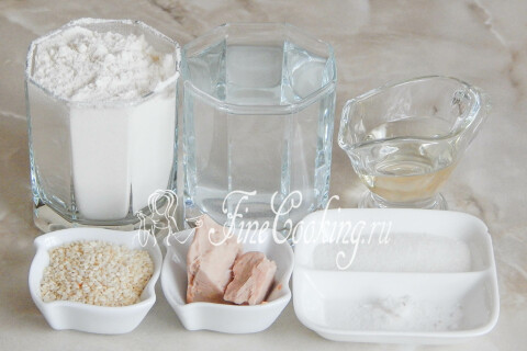 Продукты для гриссини: мука, вода, дрожжи, масло, сахар и кунжут