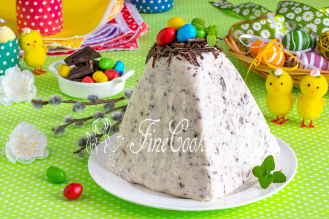 Пасха, украшенная шоколадной стружкой и разноцветными конфетами