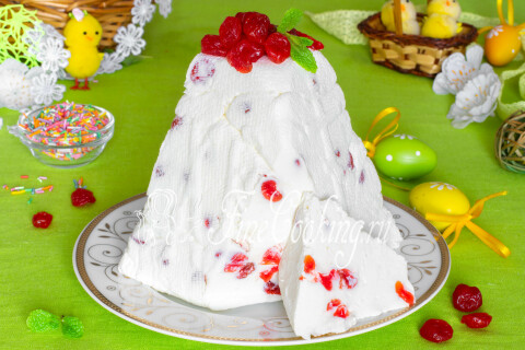 Пасха с творожным сыром и вяленой вишней на тарелке, нарезанная для подачи