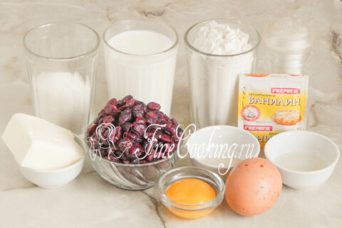 Продукты для пасхальных булочек: мука, молоко, яйцо и желток, сахар, сливочное масло, дрожжи, вяленая клюква.
