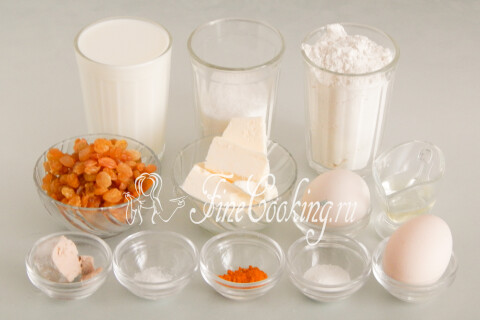 Продукты для заварных пасхальных куличей: мука, молоко, сахар, ванильный сахар, масло, яйца, изюм, дрожжи, куркума.