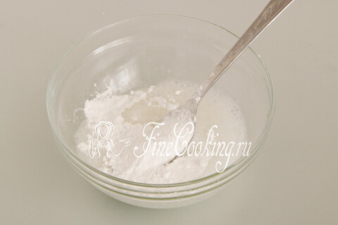 Сахарная пудра, подсыпанная по ложке в белок, перетёртая до однородности.