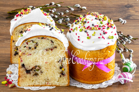 Декорированная сладкая выпечка украшена меренгой, фисташкой и кусочками шоколада.
