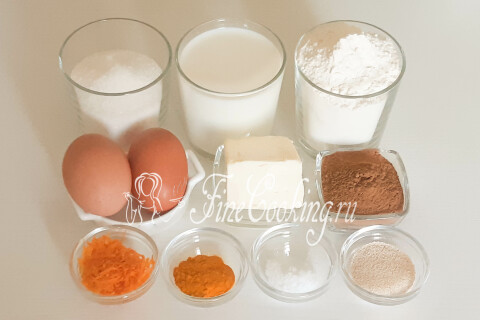 Продукты для куличей-краффинов: мука, молоко, яйца, сливочное масло, сахар, какао, апельсиновая цедра и куркума.
