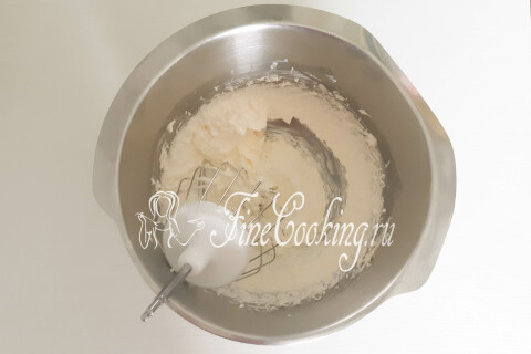 Масляно-сахарная масса, взбиваемая миксером с насадкой венчик.
