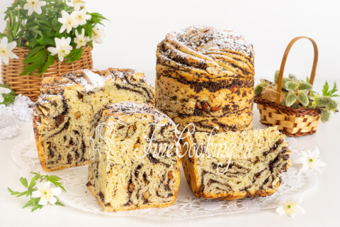 Маковая начинка внутри кулича-краффина в разрезе на тарелке.