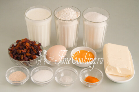 Продукты для пасхальных куличей на кефире: мука, кефир, яйца, сахар, масло, изюм, дрожжи, куркума и белки для глазури
