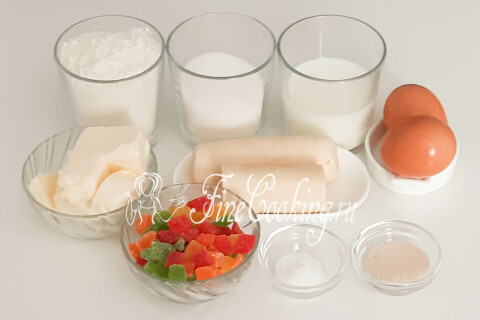 Продукты для пасхального кулича: мука, сахар, молоко, яйца, масло, марципан и цукаты.